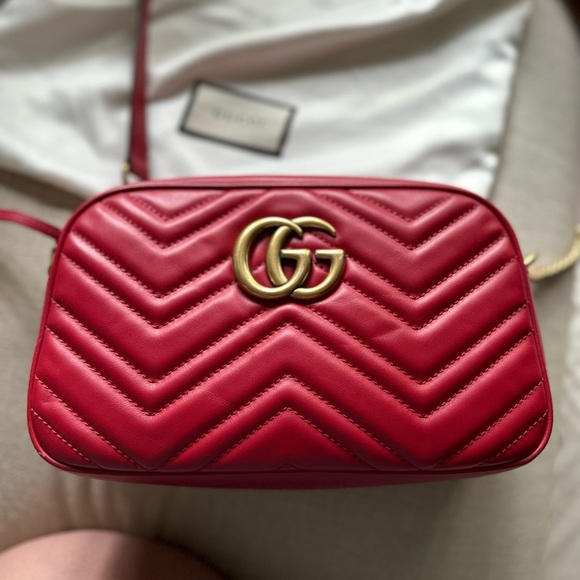Gucci GG MARMONT MATELASSÉ SMALL SHOULDER BAG - Picture 5 of 12